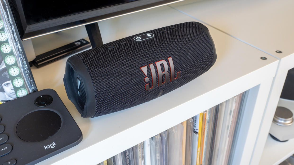  JBL Charge 5. 