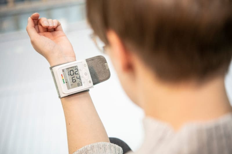 Has your doctor advised you to measure your blood pressure regularly at home? Patients in this situation are often confonted with a wide range of devices to choose from - from the classic upper arm monitors to smart wristbands. Robert Günther/dpa