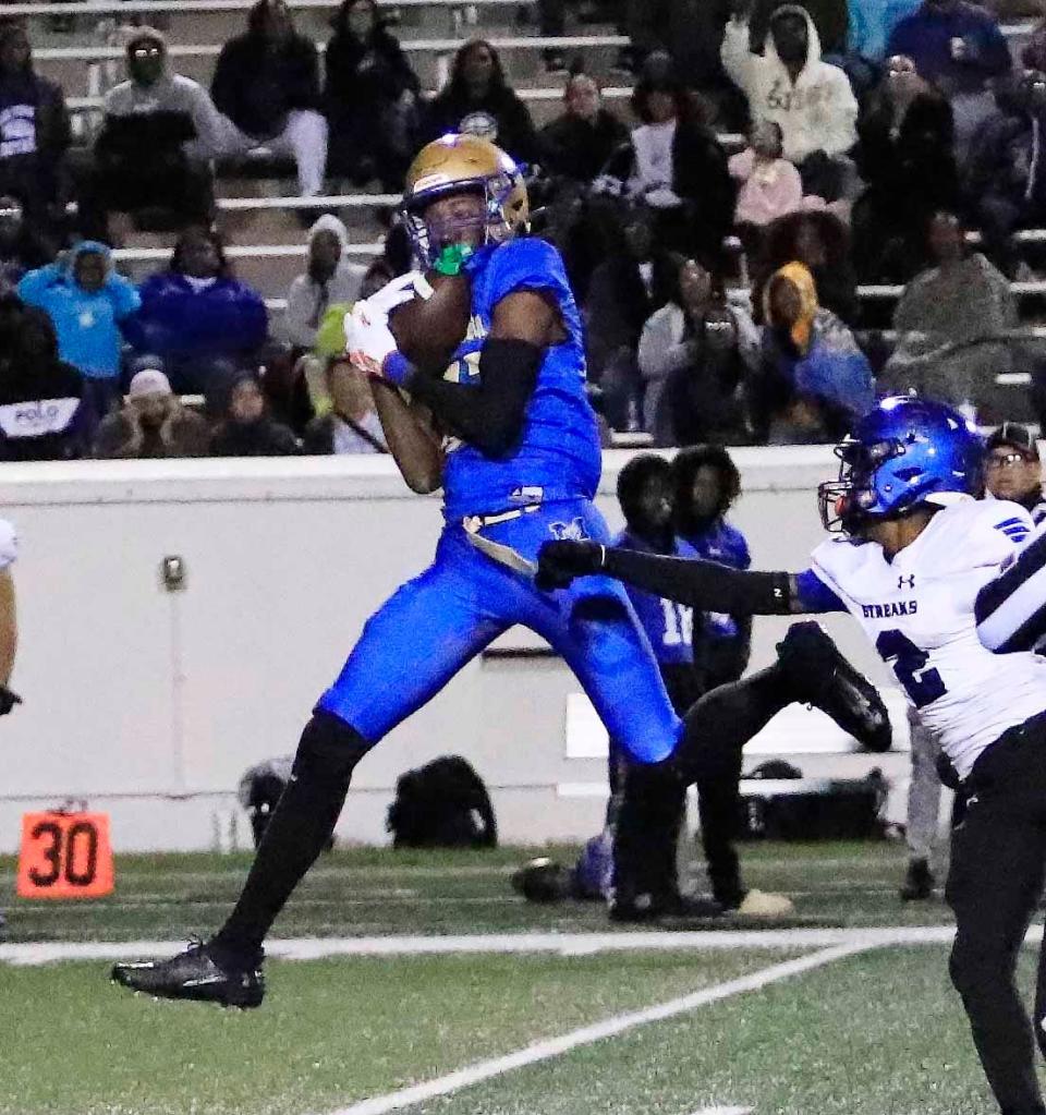 Mainland’s Tyree Weatherspoon (83) catches the ball during Friday night’s playoff game against Sebring, Nov. 24, 2023 at Daytona Stadium.