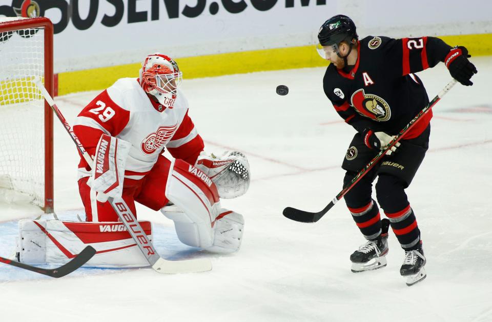 Ottawa Senators right wing Connor Brown (28) and Detroit Red Wings goaltender Thomas Greiss (29) watch the puck during a 2022 NHL game. Brown, a former Erie Otters forward, recently signed a contract with the Edmonton Oilers.