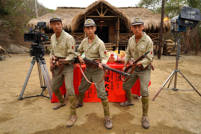 《聽海湧》黃冠智（左起）、朱宥丞、吳翰林出席開鏡儀式，三人持槍頗有架式。（圖／公視）