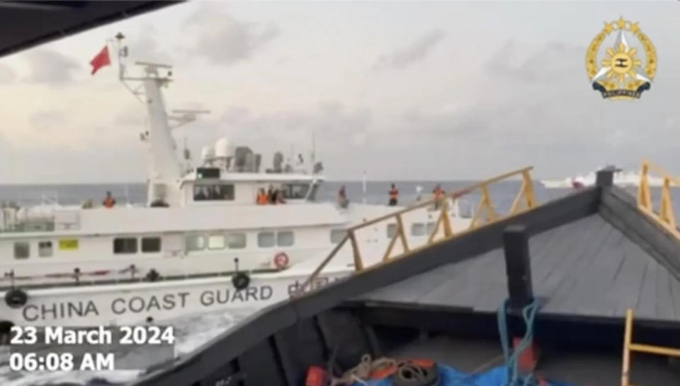 <strong>菲律賓武裝部隊23日發布影片指控陸海警「危險超船」。（圖／美聯社）</strong>