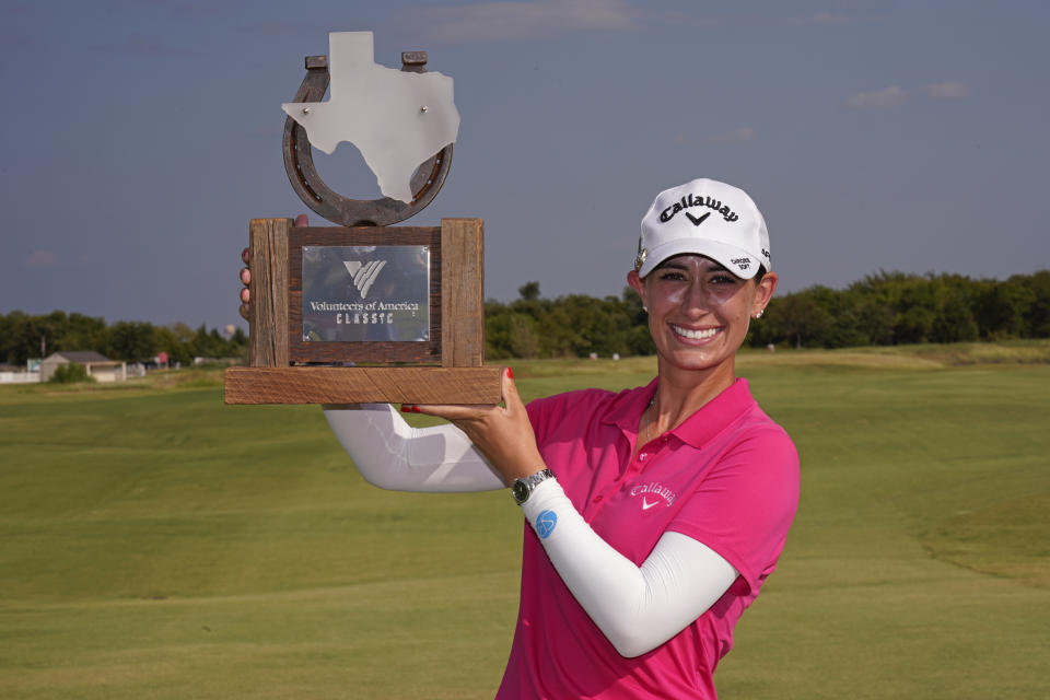 Cheyenne Knight posa con el trofeo después de ganar el torneo de golf Volunteers of America Classic en el Old American Golf Club el 6 de octubre de 2019 en The Colony, Texas.  (Foto de Chuck Burton/Getty Images)