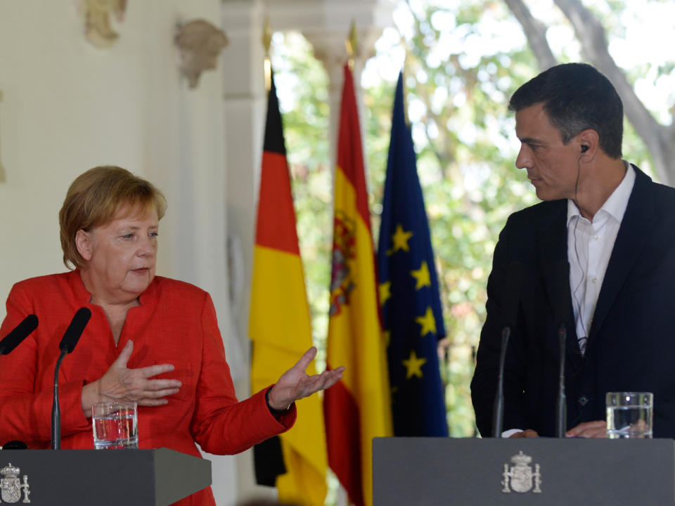 Angela Merkel und Spaniens Ministerpräsident Pedro Sánchez bei einer Pressekonferenz. (Bild-Copyright: Cristina Quicler/AFP)