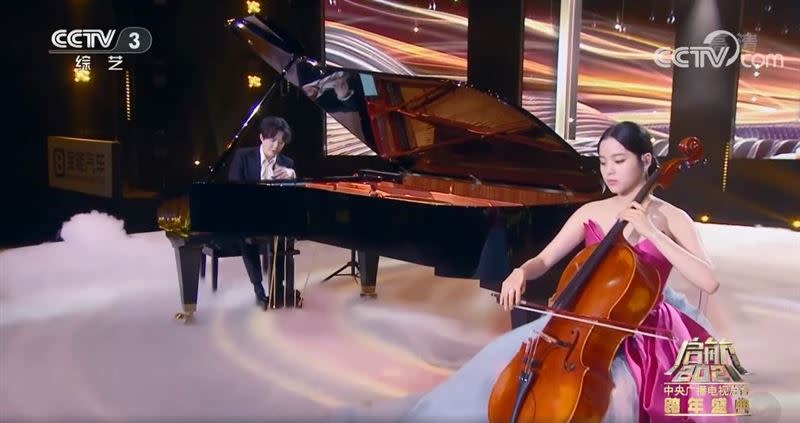 歐陽娜娜與鋼琴家李雲迪登上央視跨年盛典。（圖／翻攝自歐陽娜娜微博）