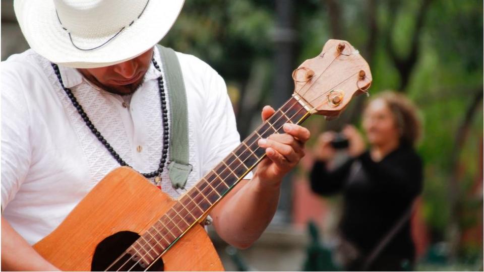 Hombre tocando el requinto.