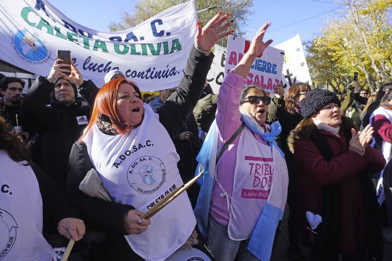 Río Gallegos. Santa Cruz. Tras recorrer varias cuadras del centro de la ciudad, los manifestantes se detuvieron frente a la gobernación santacruceña donde hubo discursos de cada sector. 