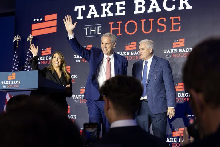 El líder republicano McCarthy celebró el control de la Cámara de Representantes.