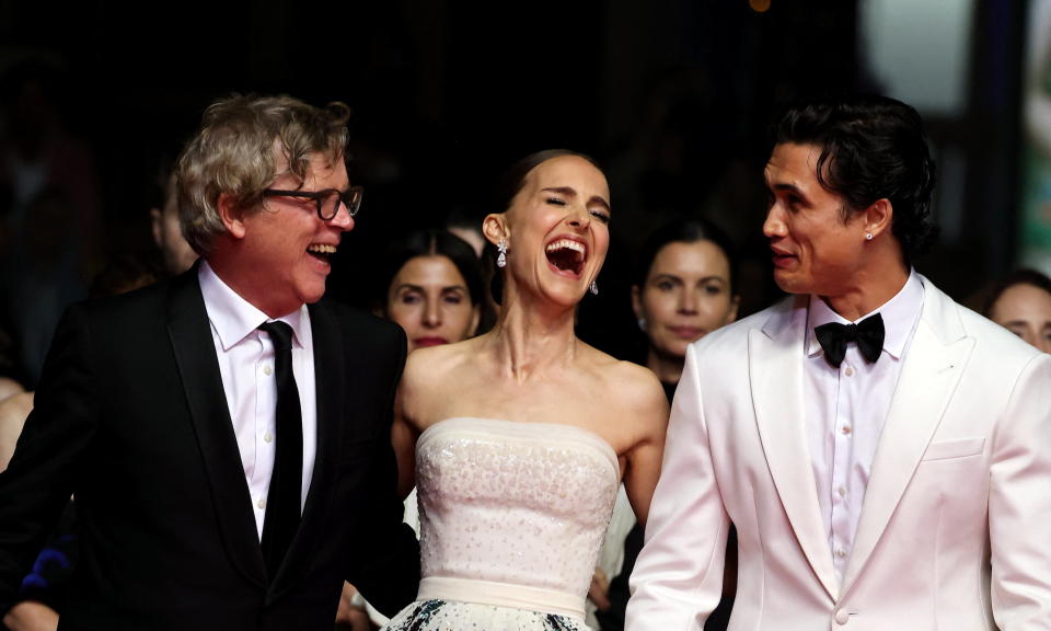 Todd Haynes, Natalie Portman, Charles Melton  - montée des marches du film « May December ».