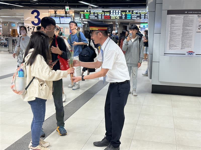 台北站站長黃智郁以花束向女性旅客致意。（圖／台鐵提供）