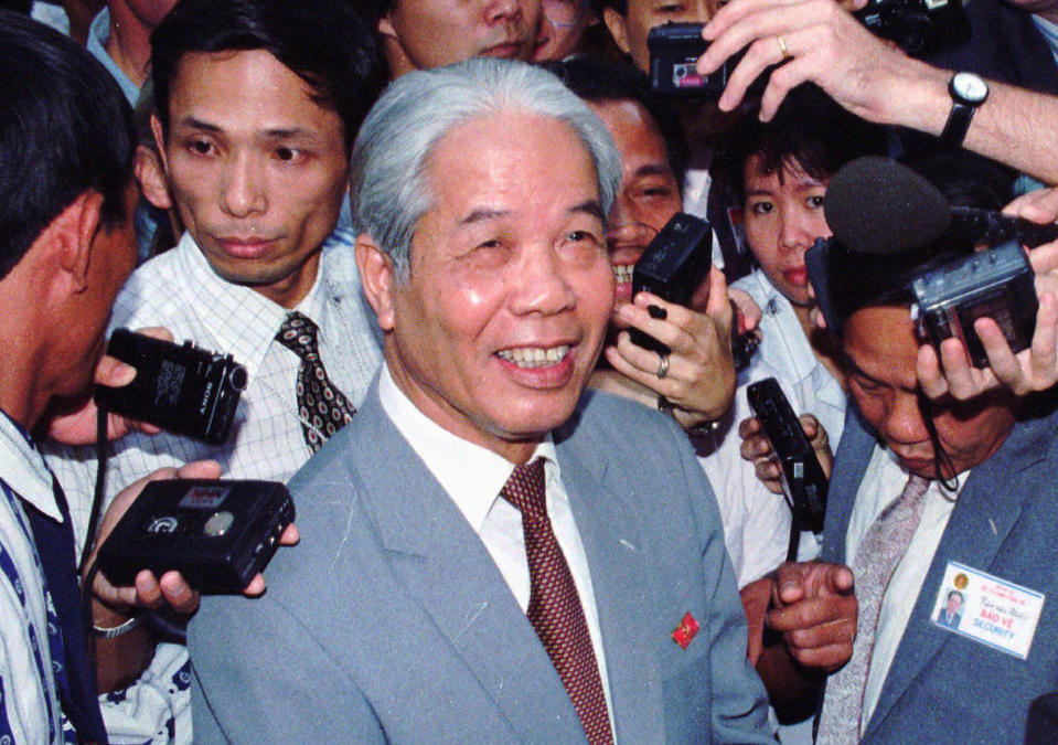 CORRECTS THE YEAR OF THE CREATION DATE TO 1996, NOT 2018 - FILE - In this June 30, 1996, file photo, then Vietnam's Communist Party head Do Muoi answers questions from journalists during a break at the 8th National Party Congress taking place in Hanoi. Former General Secretary of the Communist Party of Vietnam Do Muoi, a committed communist, has died at age 101. The government said in a announcement posted on its website that Muoi died late Monday night, Oct. 1, 2018, at the National Military Hospital 108 after battling a serious illness despite efforts by Vietnamese and foreign doctors to treat him. (AP Photo/Xoan Lam, File)