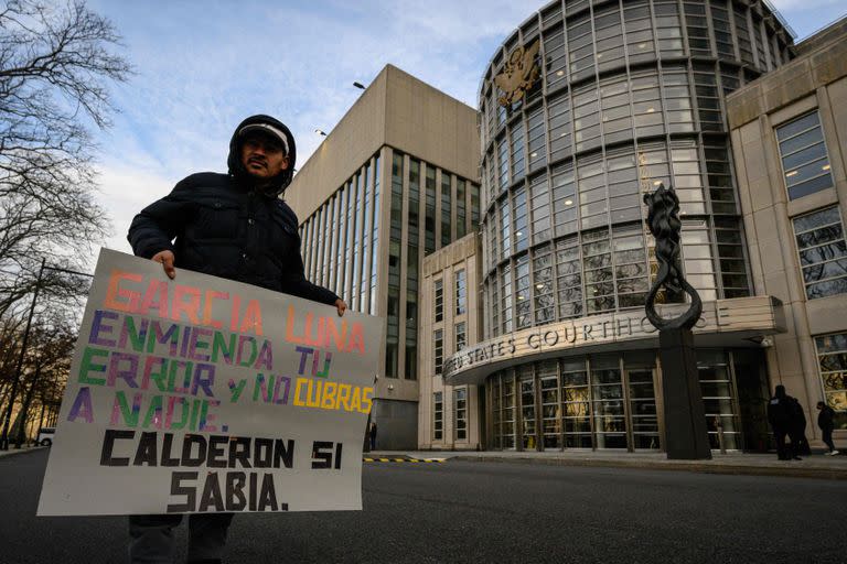 Un manifestante frente a la Corte de Nueva York con un cartel que dice: 