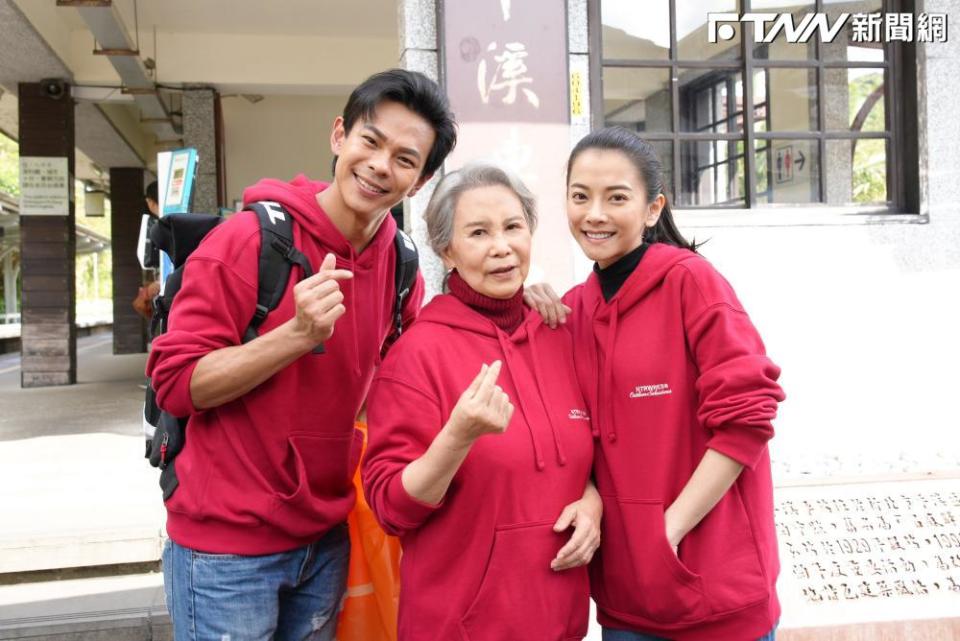 宋品葳（圖右）和孫綻劇中約會時，總是會帶著媽媽一起。（圖／台視提供）