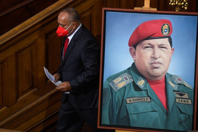 El diputado venezolano Diosdado Cabello camina detrás de un retrato del fallecido presidente Hugo Chávez durante la primera sesión de la nueva Asamblea Nacional, en Caracas, el 7 de enero de 2021