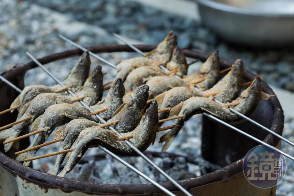 「碳烤香魚」魚身飽滿，咬開魚卵爆開，魚皮鹹腴，吃來濃郁滿足。