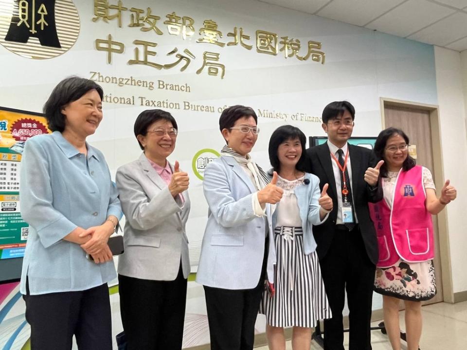 台北國稅局長吳蓮英（左起）和財政部次長李慶華、財政部長莊翠雲、賦稅署署長宋秀玲、財政資訊中心主任張文熙合影。