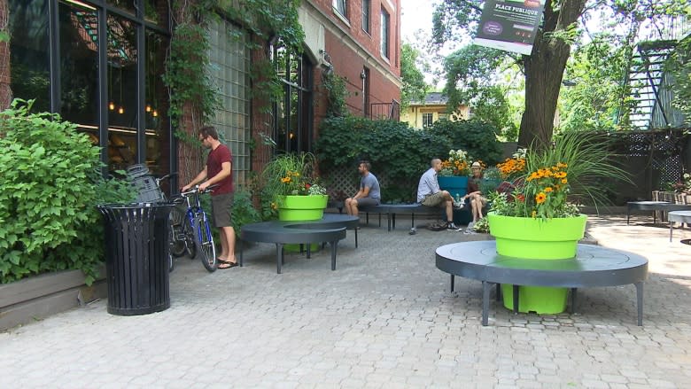 Mile End bakery offers free terrasse to the public