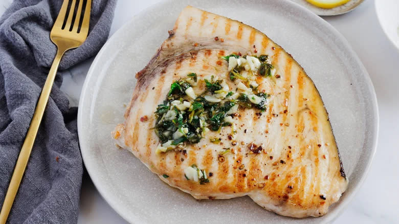 Grilled swordfish steak with garlic 