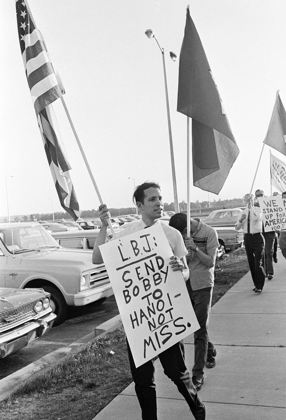 <p>Protesters picket the arrival of Sen. Robert F. Kennedy at the Jackson, Miss., airport for an antipoverty hearing, April 10, 1967. (Photo: Jack Thornell/AP) </p>