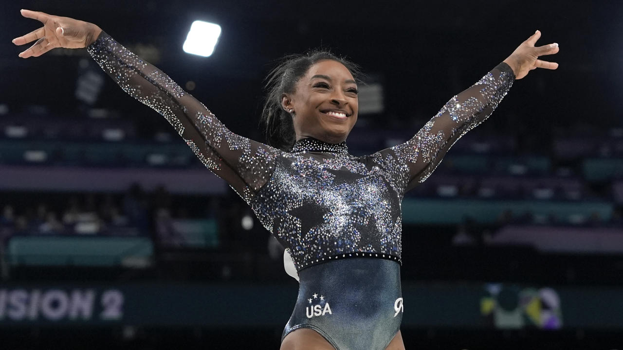 Simone Biles, dari Amerika Serikat, tersenyum setelah bertanding dalam nomor lompat galah selama babak kualifikasi senam artistik putri di Bercy Arena pada Olimpiade Musim Panas 2024, Minggu, 28 Juli 2024, di Paris, Prancis. (Foto AP/Charlie Riedel)