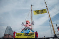 <p>Jacques Tilly ist bekannt für seine satirischen Motivwagen beim Düsseldorfer Karneval. Zum G20-Gipfel baute er im Auftrag von Greenpeace eine Figur, die Donald Trump als Zerstörer des Klimaschutzes zeigt – in den Händen hält er das zerrissene Pariser Klimaabkommen. (Bild: Kevin McElvany / Greenpeace) </p>