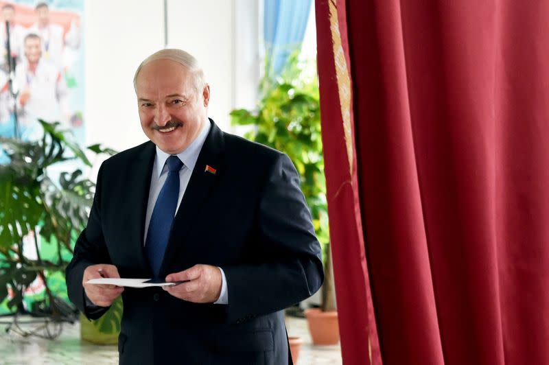 El presidente de Bielorrusia Alexander Lukashenko durante las elecciones presidenciales en Minsk, Bielorrusia, el 9 de agosto de 2020