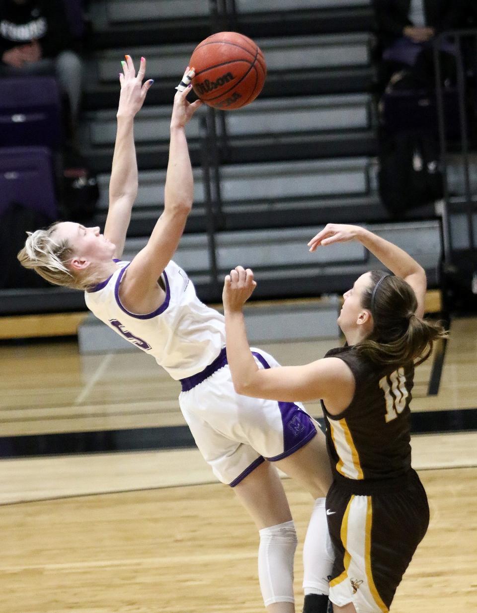 Emma Cannon, left, led Mount Union with 18 points in its win over Geneva (Pa.) on Wednesday.