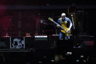 El bajista Sr. Flavio de la banda argentina de rock Los Fabulosos Cadillacs se presenta en un concierto gratuito en el Zócalo de la Ciudad de México el sábado 3 de junio de 2023. (Foto AP/Aurea Del Rosario)