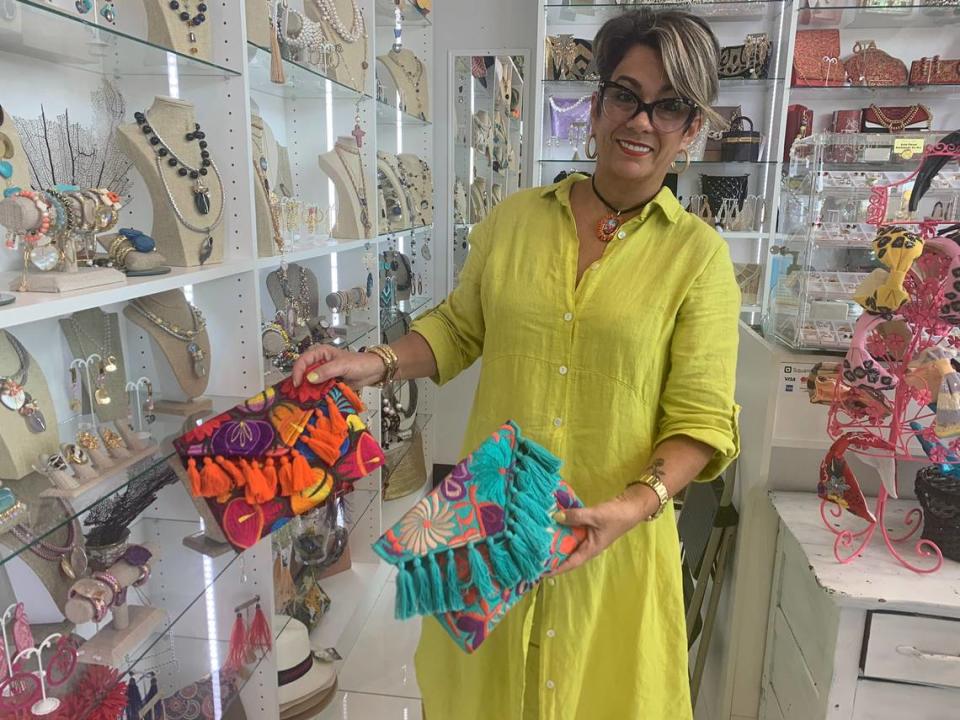Cary Peraza muestra sus collares, carteras y ropa elaboradas a mano, que son favoritas de locales y turistas que visitan La Pequeña Habana.