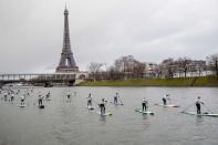 <p>Lors de la course de paddle sur la Seine à Paris, le 5 décembre 2021.</p>