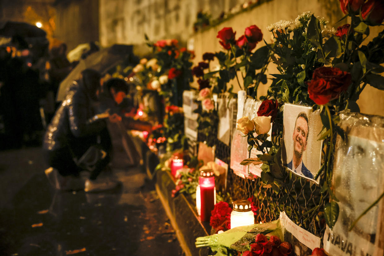 Weltweit gedachten die Menschen Nawalny am Tag seiner Beerdigung, hier in Frankreich (Bild: dpa)