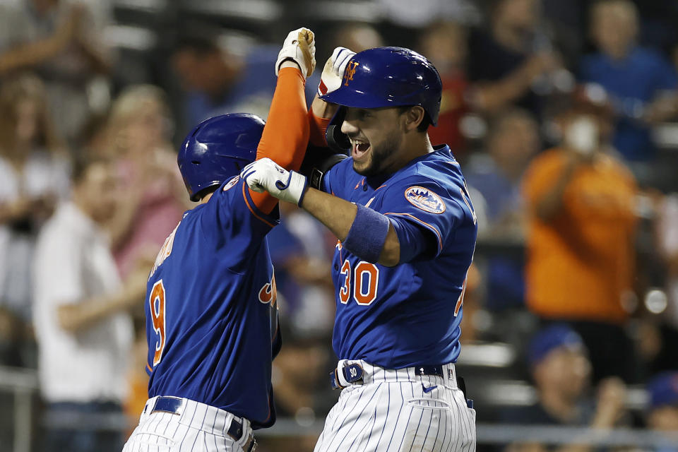 Michael Conforto (derecha) festeja con el puertorriqueño Javier Báez, su compañero en los Mets de Nueva York, después de conectar un jonrón de dos carreras el martes 31 de agosto de 2021, ante los Marlins de Miami (AP Foto/Adam Hunger)