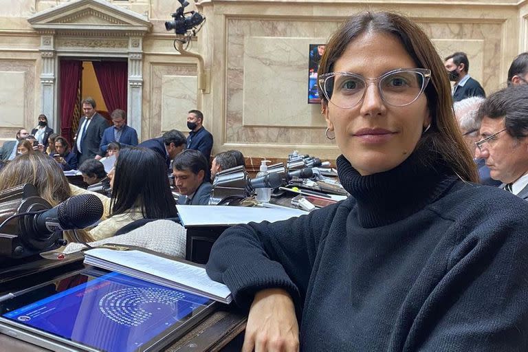 Camila Crescimbeni en el recinto de la Cámara de Diputados