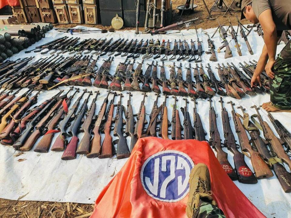 抵抗軍自緬甸軍政府部隊繳獲的槍枝。   圖：取自「X」@Nrg8000