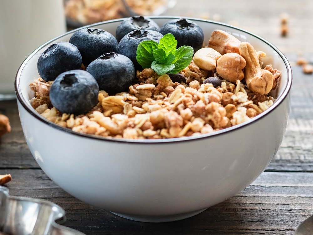 Blaubeeren und Nüsse gehören zu den entzündungshemmenden Lebensmitteln. (Bild: soeka/Shutterstock.com)