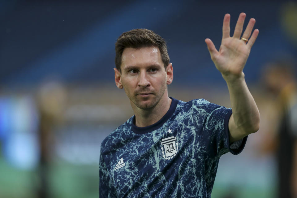 El delantero argentino Lionel Messi saluda previo al partido contra Colombia por las eliminatorias del Mundial, el martes 8 de junio de 2021, en Barranquilla, Colombia. (AP Foto/Fernando Vergara)