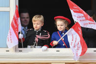 Los hermanos, que el próximo 10 de diciembre cumplirán cinco añitos, estaban de lo más adorables con sus atuendos. Además, se lo pasaron en grande ondeando las banderas. (Foto: Stephane Cardinale / Getty Images)