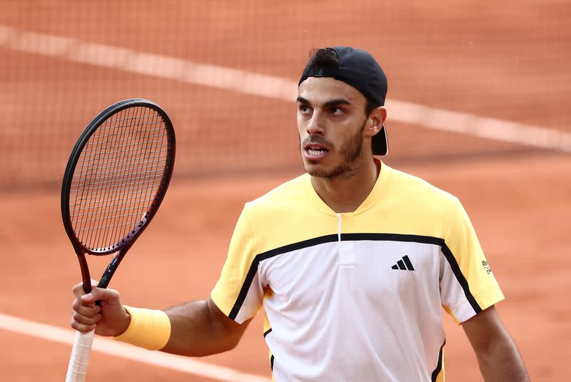 El argentino Francisco Cerundolo reacciona durante su partido de cuarta ronda contra el serbio Novak Djokovic en Abierto de Francia, Roland Garros, París, Francia