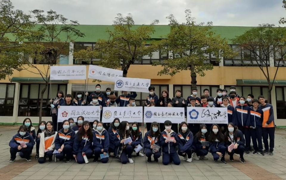 六家高中考前為考生祈福勉勵後合照，學子今年表現亮眼。（記者彭新茹翻攝）