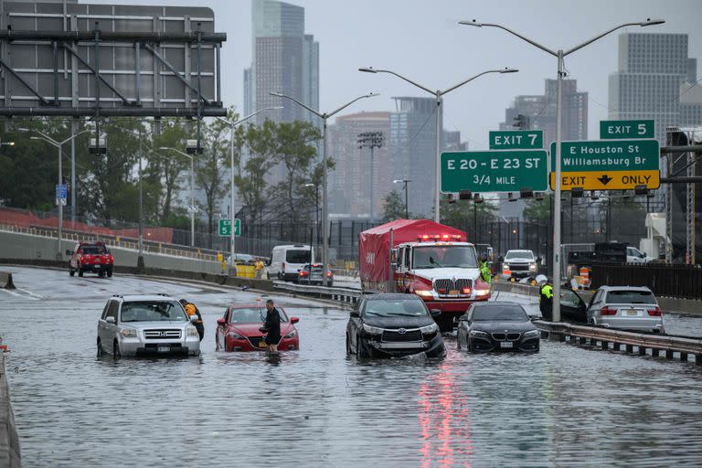 Autos varados por las inundaciones en la autopista FDR en Manhattan, Nueva York, el 29 de septiembre de 2023. 