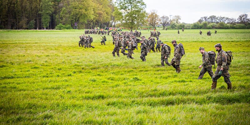 Fall Arian: Soldaten der Bundeswehr suchen im April ein Feld ab. <span class="copyright">dpa</span>