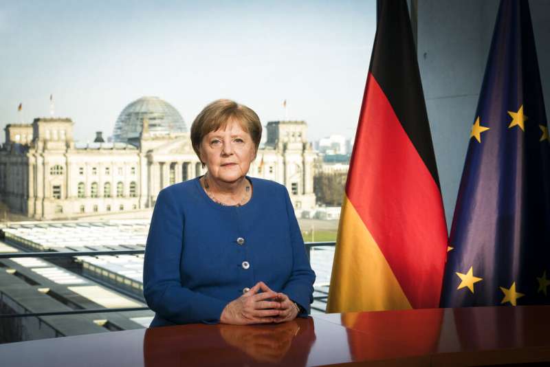 德國總理梅克爾掌權14年來，首次在新年以外的時刻發表電視談話。（美聯社）