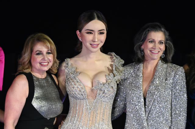 De izda. a dcha.: Paula Shugart, expresidenta de Miss Universo, Anne Jakrajutatip, dueña, y Amy Emmerich, ex CEO. (Lillian Suwanrumpha/AFP via Getty Images)