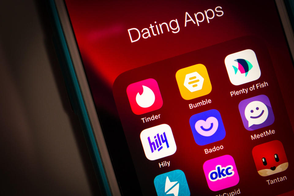 Die Online-Dating-App Tinder ist auf einem Smartphone installiert und außerdem noch viele andere beliebten Apps für die Partnersuche wie Bumble, Plenty of Fish, Hily, Badoo, MeetMe, Happn, OkCupid und Tantan. - Copyright: Koshiro K./Shutterstock