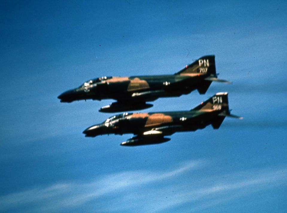 協防台灣的駐台美國空軍第372師（Sad Poker）的F-4D幽靈二式戰鬥機，1974年由台中清泉崗（CCK）基地起飛後，於馬公空軍基地及拱北山雷達站地空衝場進行雷達偵測性能檢驗（Bubble Check）。USAF George Hammett