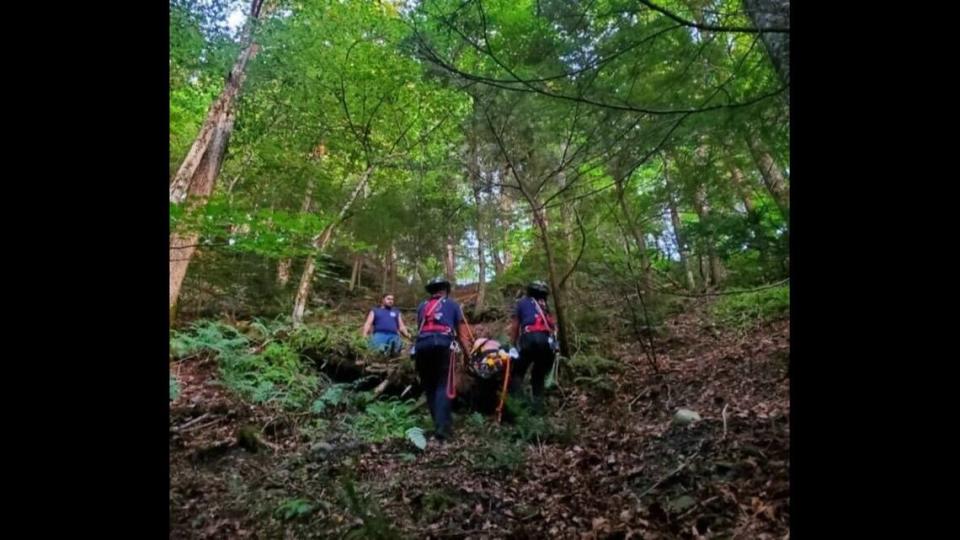 En esta foto, la excursionista de 32 años que cayó de una cascada en Cherry Valley, Nueva York, está siendo rescatada, según la policía estatal.