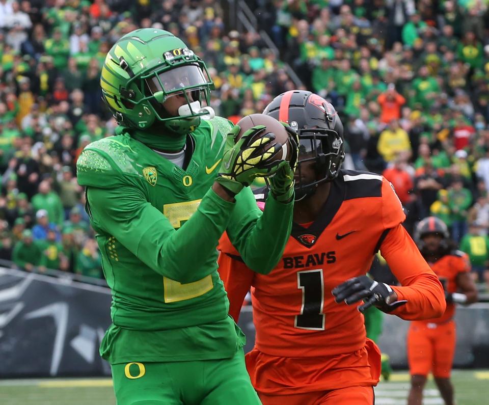 Oregon's Devon Williams pulls down an Anthony Brown Jr. pass for a touchdown ahead of Oregon State's Rejzohn Wright during the first quarter on Saturday, Nov. 27, 2021.