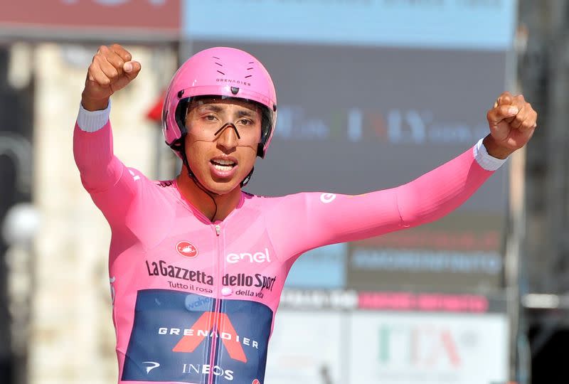 Foto de archivo. El ciclista del Ineos Grenadiers, el colombiano Egan Bernal, celebra su victoria en el Giro de Italia tras la contrarreloj en Milán