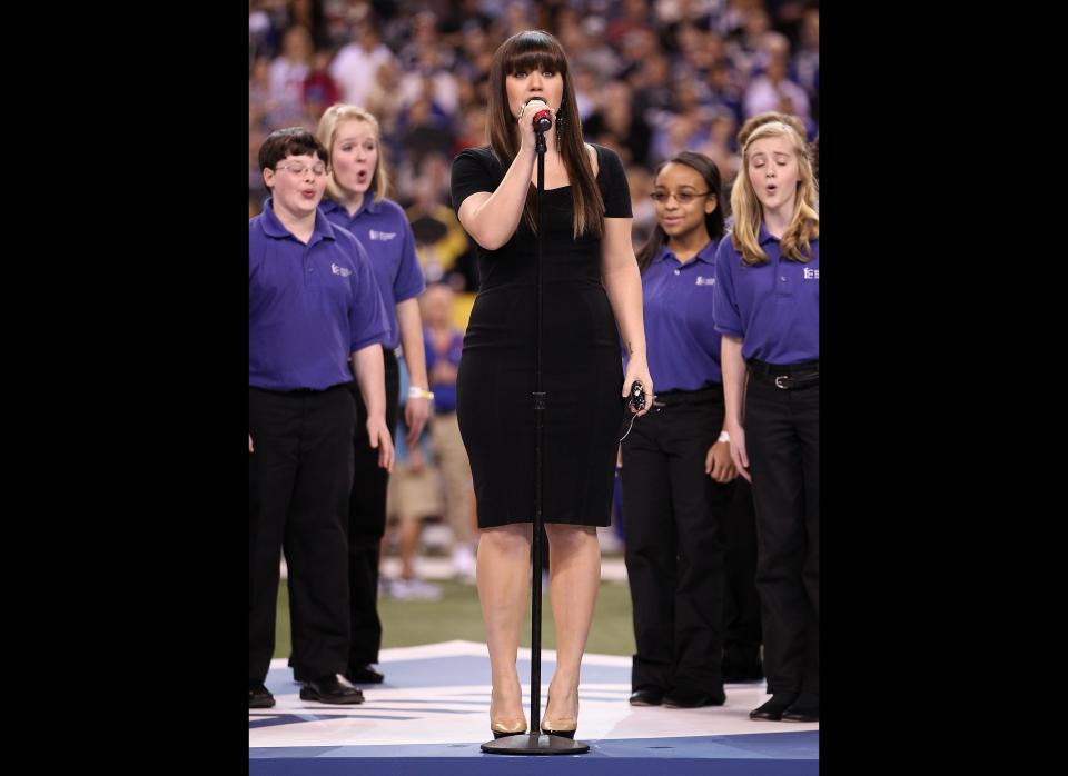 Kelly Clarkson canta el himno nacional antes del inicio del Super Bowl XLVI el 5 de febrero de 2012 en Indianapolis, Indiana.  (Ezra Shaw/Getty Images)