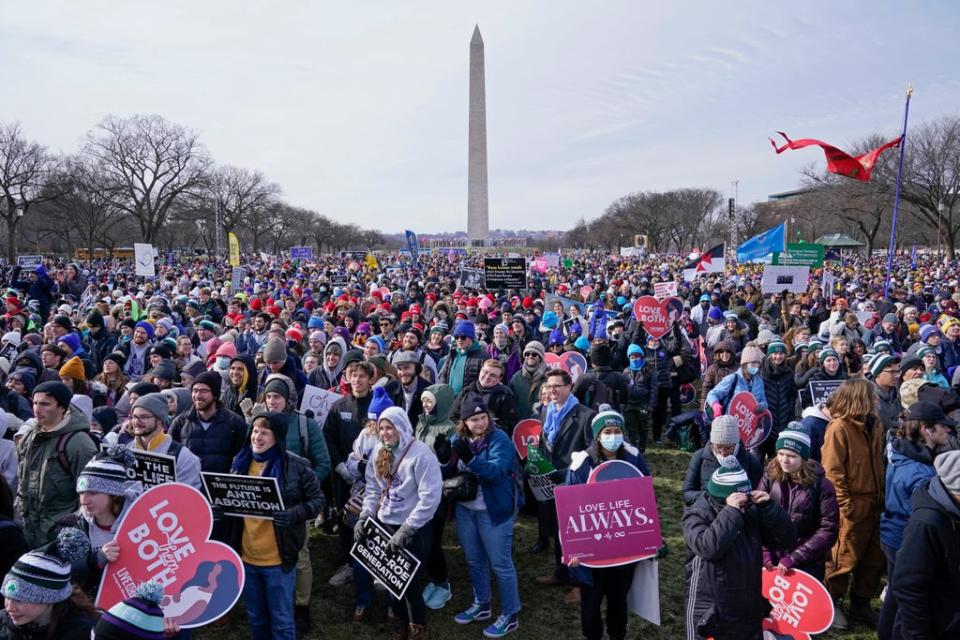 La gente asiste a la manifestación de la Marcha por la Vida en el National Mall de Washington, el viernes 21 de enero de 2022. La Marcha por la Vida, que durante décadas ha sido una protesta anual contra el aborto, llega este año cuando el Tribunal Supremo ha indicado que permitirá a los estados imponer restricciones más estrictas al aborto con una sentencia en los próximos meses (AP)